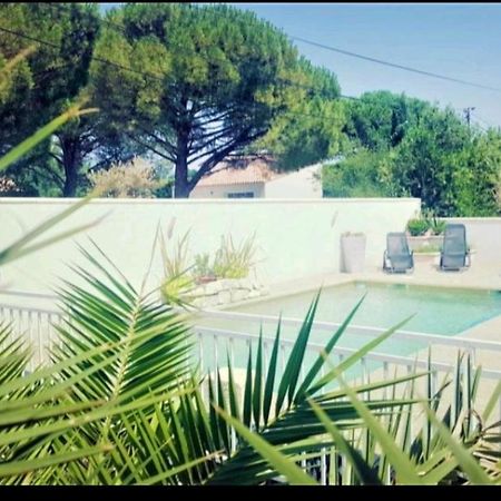 Suite Parentale Avec Petit Sejour Et Piscine Carpentras Exterior photo